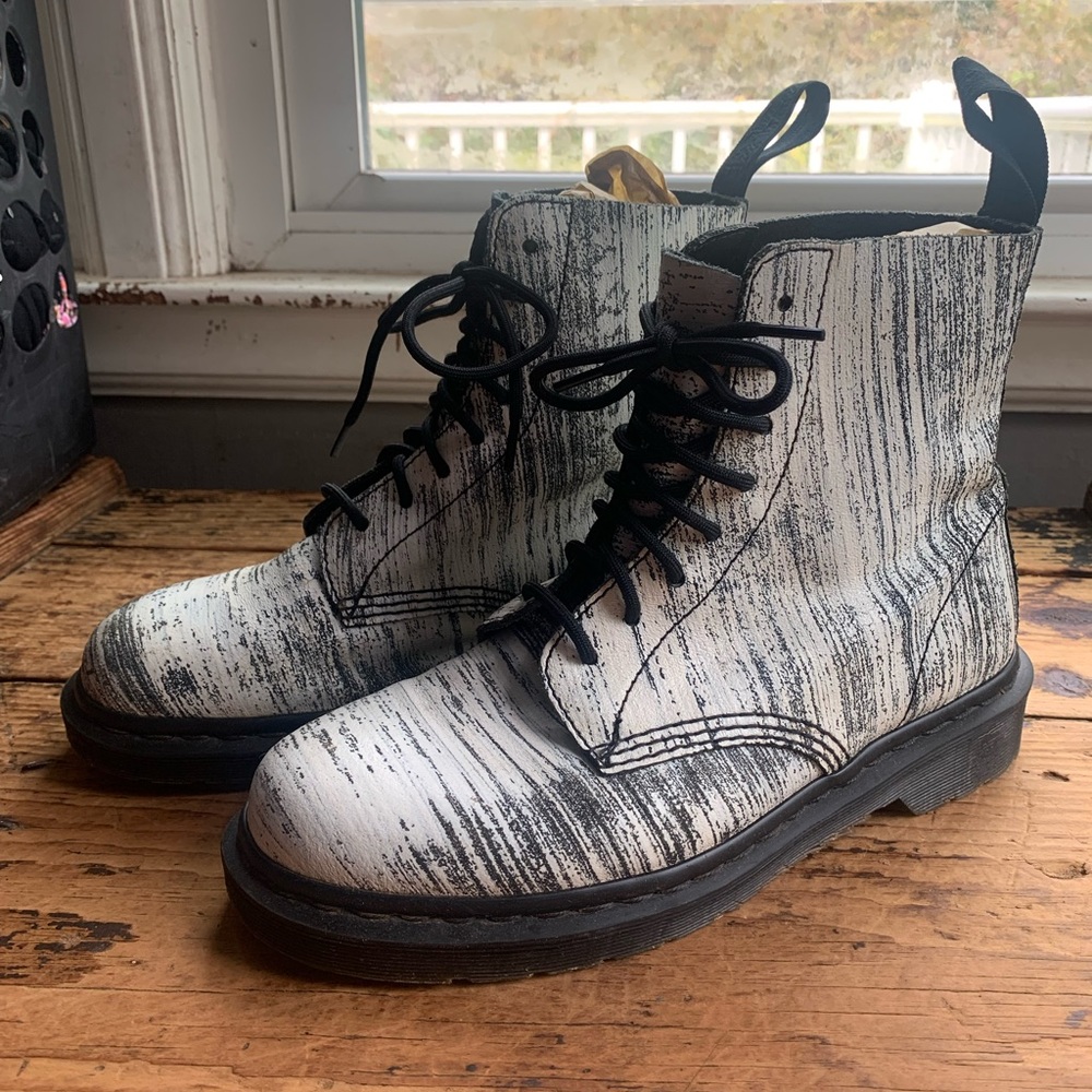 Dr.Marten boots size 7.5 Men - 9.5 Women
